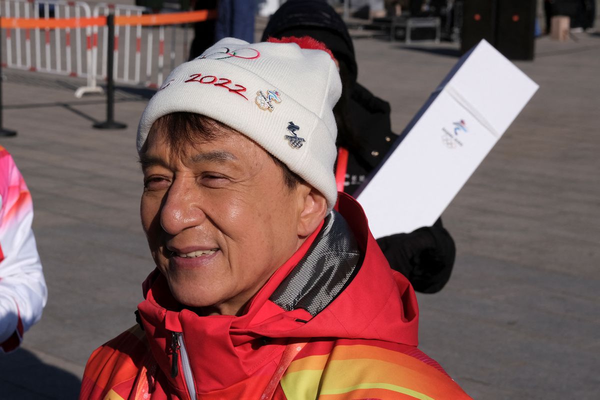 Джеки Чан пронёс олимпийский факел по Великой Китайской стене
