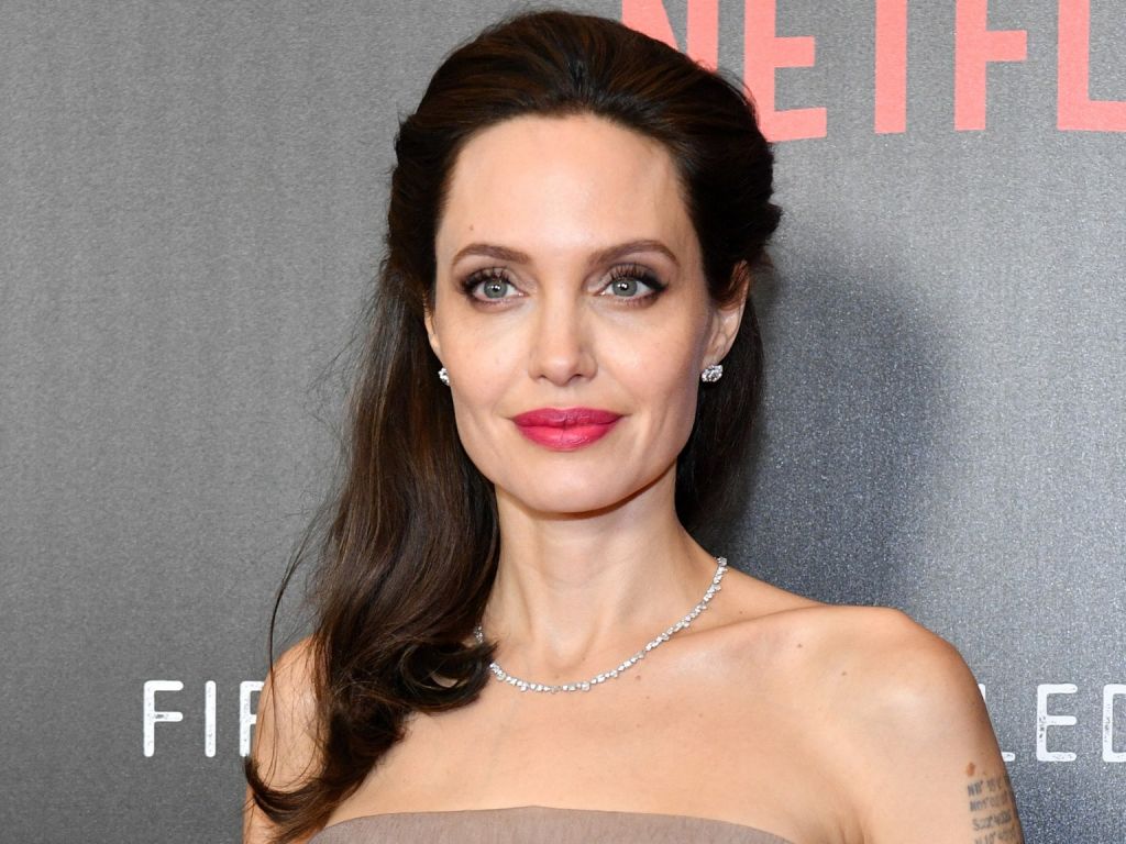 Анджелина Джоли рассказала о материнстве и тяжелом времени после развода с Брэдом Питтом