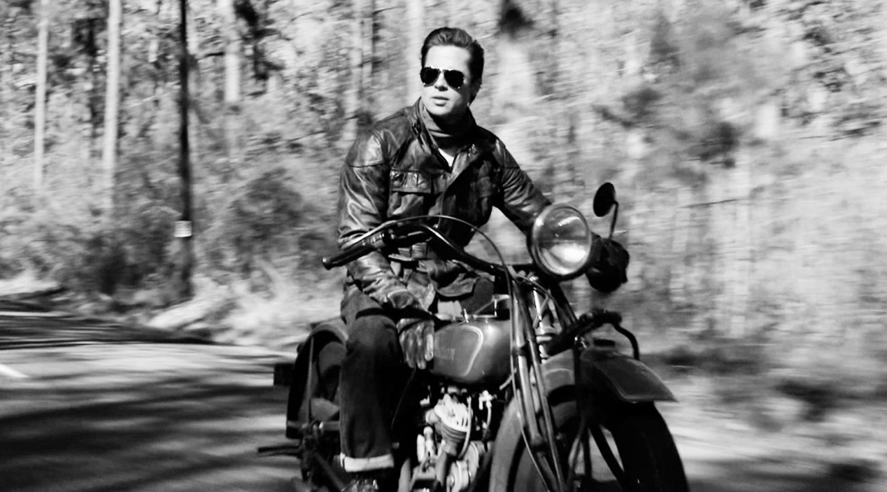 Брэд Питт разъезжает на мотоцикле в рекламе De’Longhi