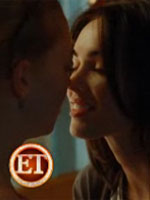 ET выпустила ролик, в котором Меган Фокс целует Аманду Сейфрид. Речь, разумеется, о фильме 