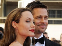 Анджелина Джоли и Брэд Питт подали в суд на британский таблоид News of the World первым опубликовавшим информацию о якобы начатом парой бракоразводном процессе
