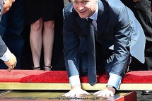 Режиссер увековечил в цементе отпечатки рук и ног перед знаменитым голливудским театром Грауман
