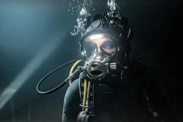 Акулы на затонувшем корабле: рецензия на глубоководный триллер «Опасные воды» 