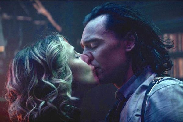 10 сцен поцелуев в фильмах и сериалах 2021 года, которые мы запомним навсегда