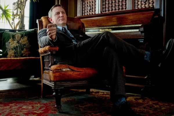 Заварить чай и укутаться в плед: 6 уютных детективов для прохладных вечеров