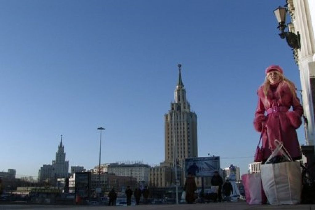 Приехали покорять москву. Покорять Москву. Приехала покорять Москву. Дама покоряющая Москву.