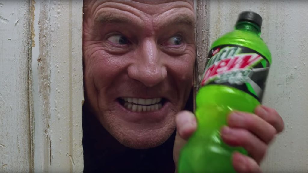 Видео: Брайан Крэнстон повторил сцену из «Сияния» в рекламе Mountain Dew