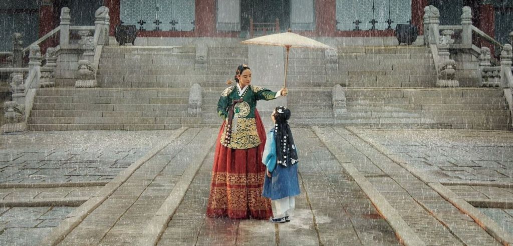 Под зонтом королевы