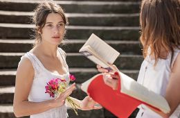 Une jeune fille qui va bien