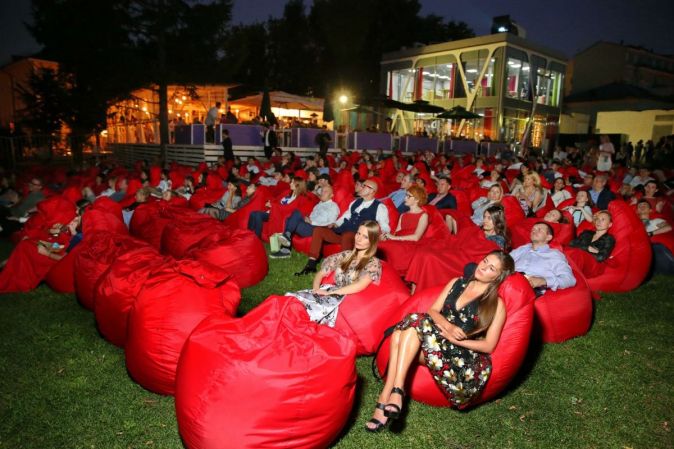 Светские блондинки на премьере фильма «Взрывная блондинка»